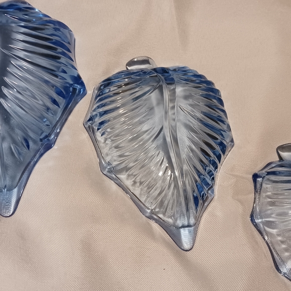 Light Blue Glass Leaf tray set - Picture 8 of 11